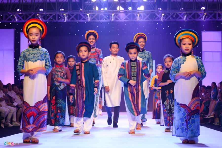 Hoa hau, a hau Viet duyen dang tren san catwalk hinh anh 10