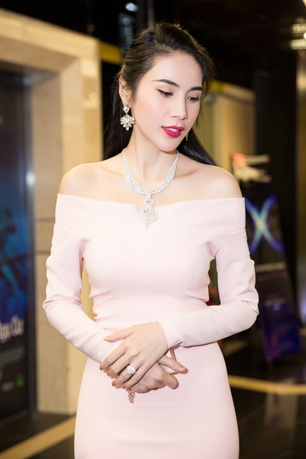thuy-tien-mac-goi-cam-khoe-trang-suc-cong-vinh-tang-6