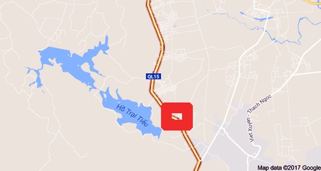 2 can bo nganh dien tu vong khi di lam nhiem vu trong con mua lon hinh anh 1