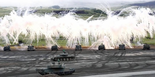 Xe tăng Nhật diễn tập dưới chân núi Phú Sĩ hồi tháng 8/2016. Ảnh: Kyodo