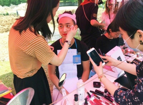 chang trai nguyen boi son trat phan giup ban gai kiem tien hinh anh 1