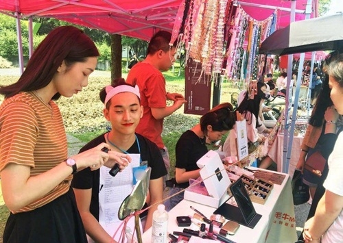 chang trai nguyen boi son trat phan giup ban gai kiem tien hinh anh 2