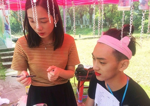 chang trai nguyen boi son trat phan giup ban gai kiem tien hinh anh 3