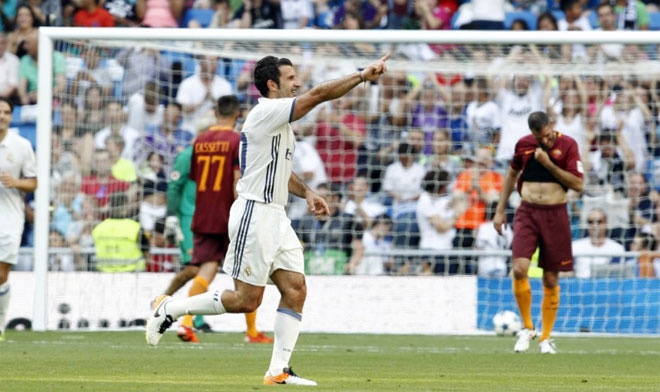 Luis Figo sút phạt ghi bàn từ khoảng cách 20m