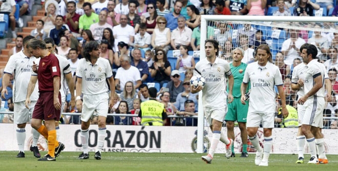 Luis Figo sút phạt ghi bàn từ khoảng cách 20m