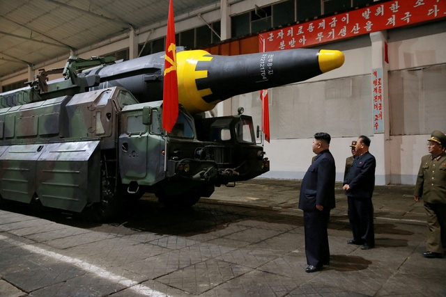 Nhà lãnh đạo Kim Jong-un thị sát tên lửa đạn đạo tầm xa Hwasong-12 (Ảnh: KCNA)