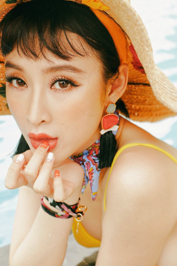 angela-phuong-trinh-khoe-duong-cong-boc-lua-voi-ao-tam-4