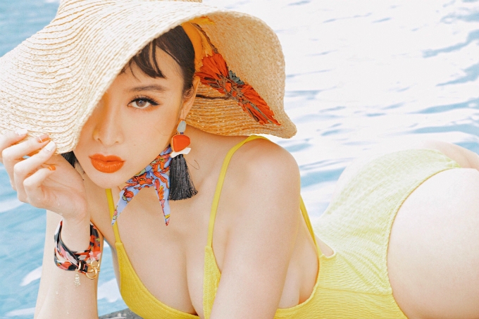 angela-phuong-trinh-khoe-duong-cong-boc-lua-voi-ao-tam-5