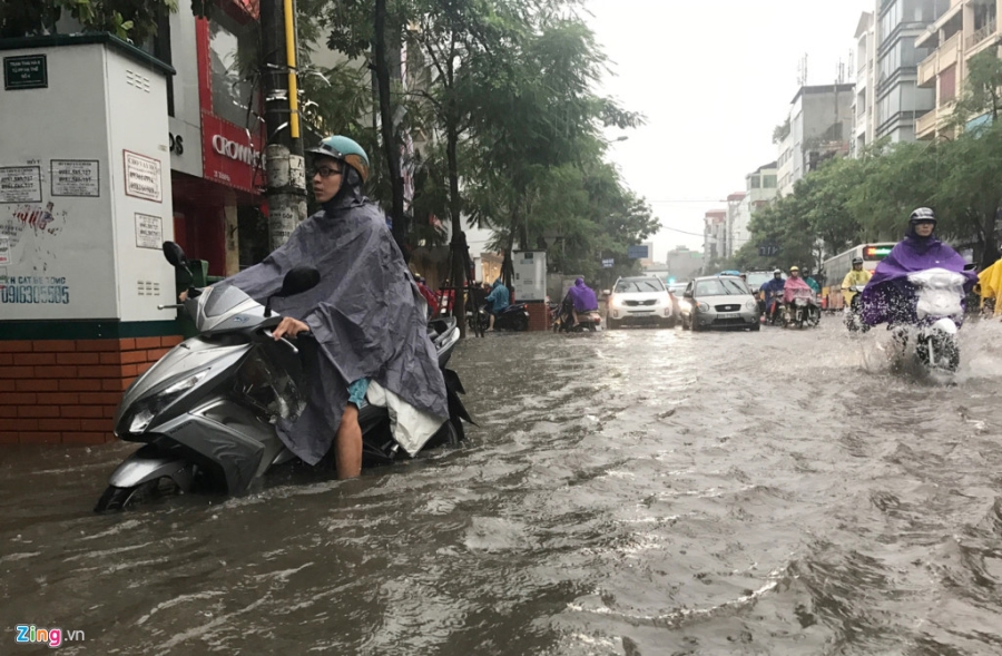 Ha Noi mua lon, nhieu tuyen pho ngap sau hinh anh 1