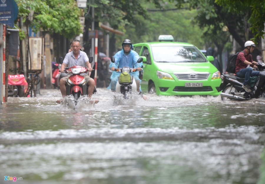 Ha Noi mua lon, nhieu tuyen pho ngap sau hinh anh 3