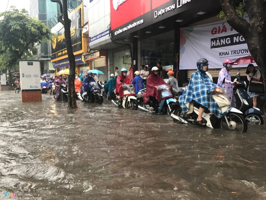 Ha Noi mua lon, nhieu tuyen pho ngap sau hinh anh 9