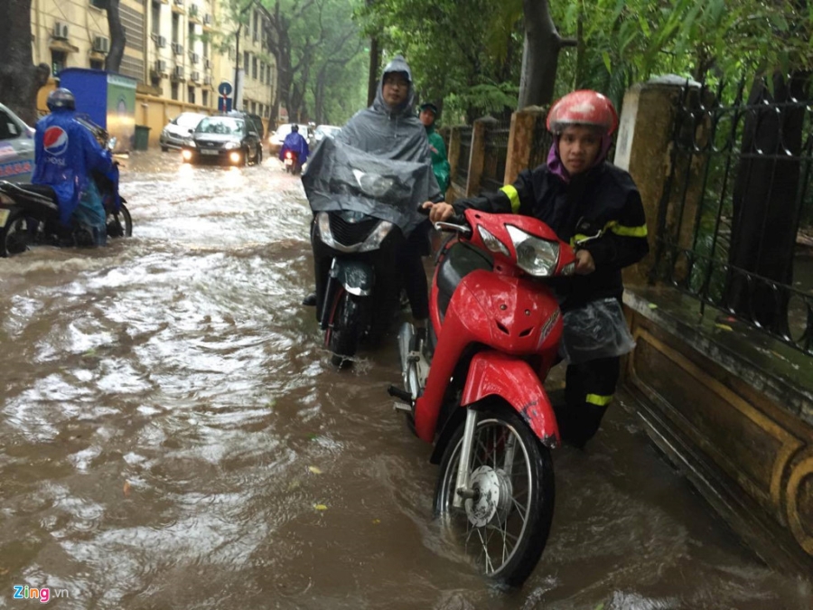 Ha Noi mua lon, nhieu tuyen pho ngap sau hinh anh 11