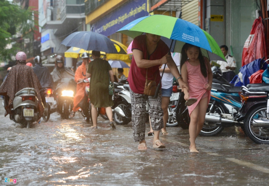 Ha Noi mua lon, nhieu tuyen pho ngap sau hinh anh 14