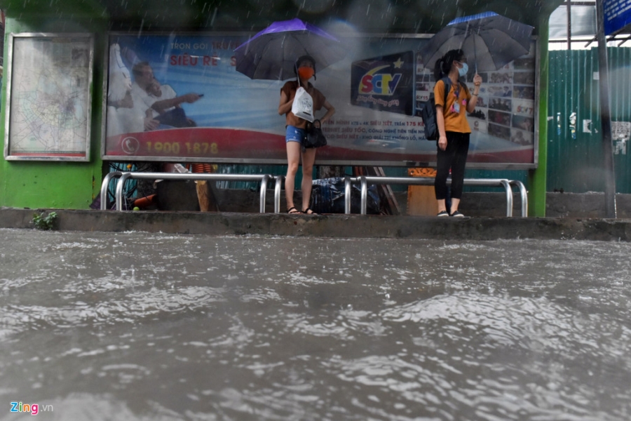 Ha Noi mua lon, nhieu tuyen pho ngap sau hinh anh 16