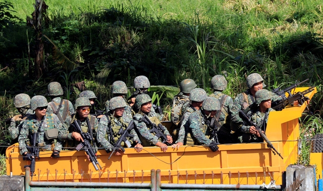 Các binh lính thuộc quân đội Philippines chiến đấu tại Marawi (Ảnh: Reuters)