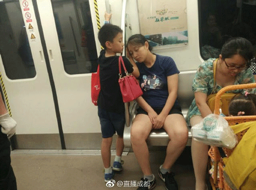 cau-be-dung-ke-tay-cho-me-ngu-ngon-tren-tau-dien-ngam