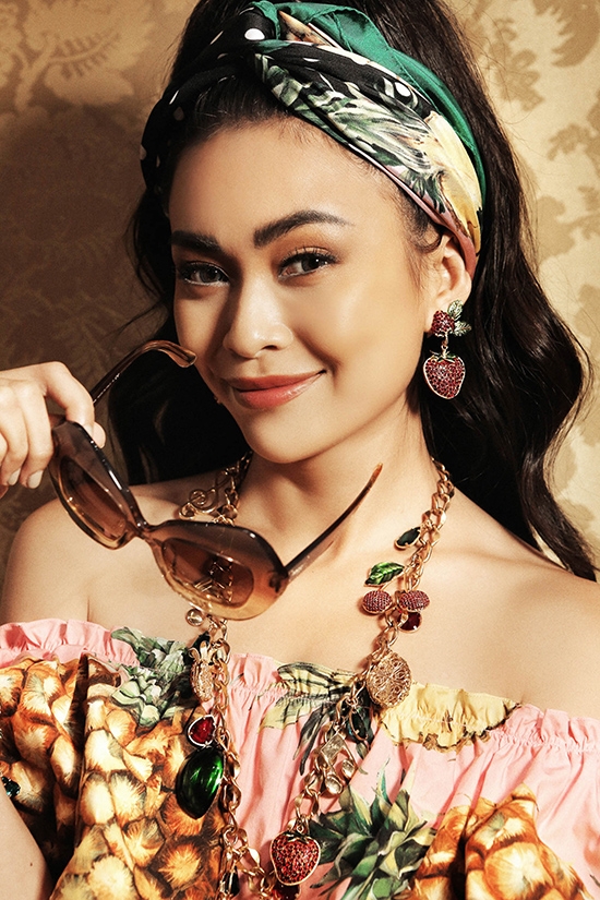 mau-thuy-khoe-vai-tran-voi-vay-ao-hang-hieu-1