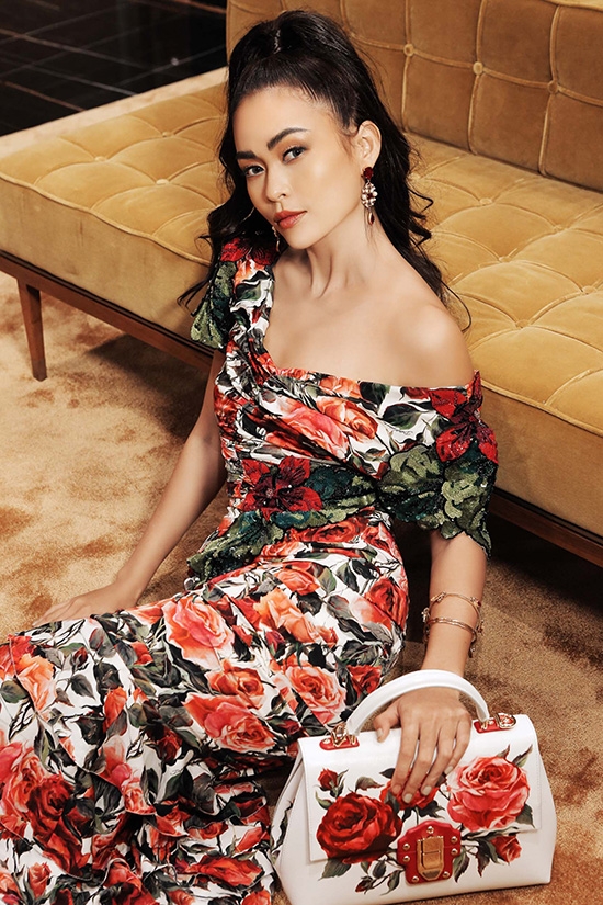 mau-thuy-khoe-vai-tran-voi-vay-ao-hang-hieu-2