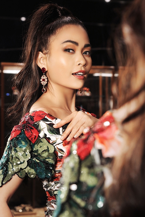 mau-thuy-khoe-vai-tran-voi-vay-ao-hang-hieu-3