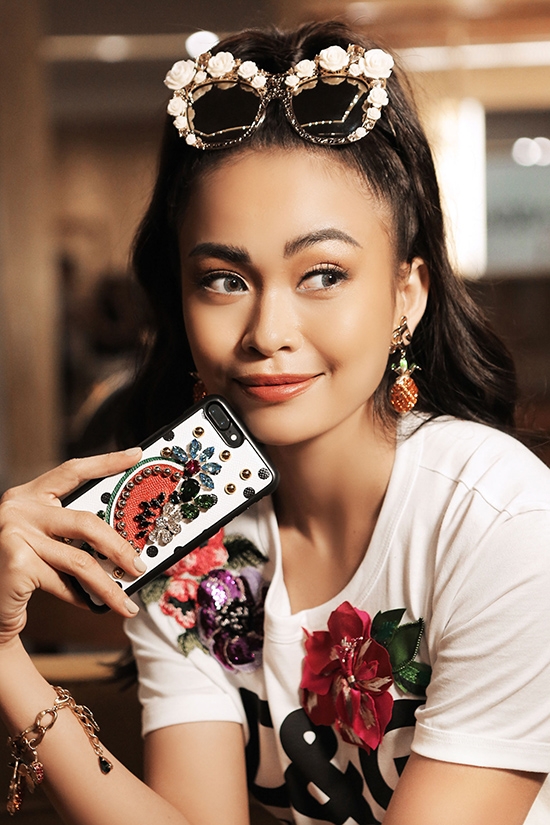 mau-thuy-khoe-vai-tran-voi-vay-ao-hang-hieu-5