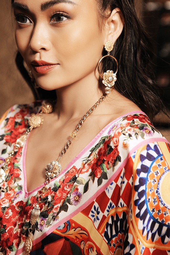 mau-thuy-khoe-vai-tran-voi-vay-ao-hang-hieu-7