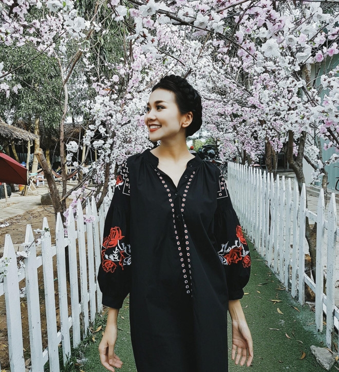 Hoc bi quyet cua Thanh Hang de mac mau den khong gia hinh anh 1