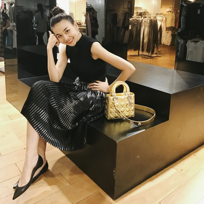 Hoc bi quyet cua Thanh Hang de mac mau den khong gia hinh anh 10
