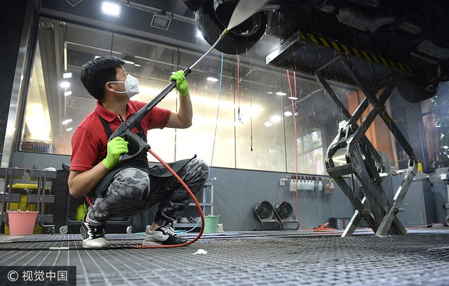 Kiếm bộn nhờ nghề vệ sinh xe sang và siêu xe - Ảnh 4.