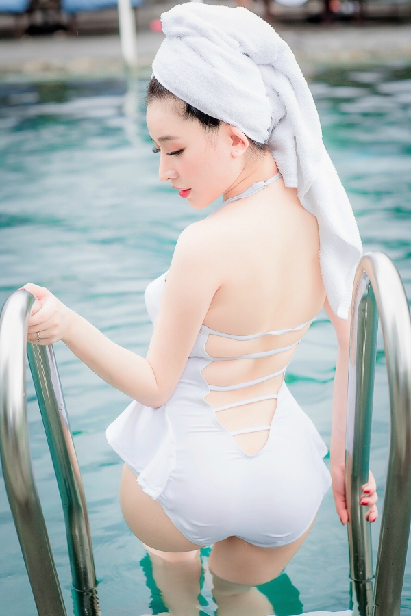hot-girl-ivy-tha-dang-nong-bong-ben-ho-boi-1