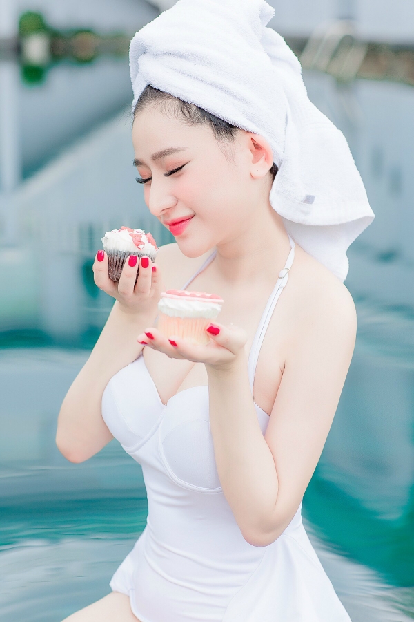hot-girl-ivy-tha-dang-nong-bong-ben-ho-boi-3