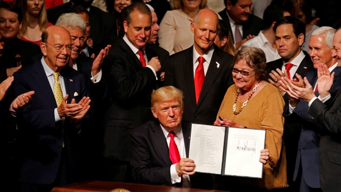 Tổng thống Trump tại buổi công bố chính sách về Cuba ở thành phố Miami /// Reuters