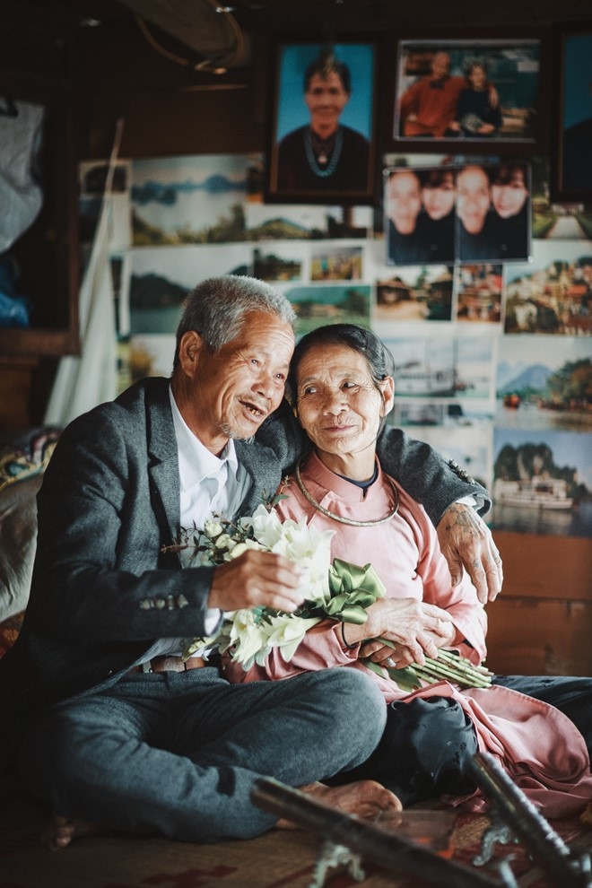 Hai cau chuyen tinh yeu tren xe khach va cach hanh xu dang suy ngam hinh anh 2