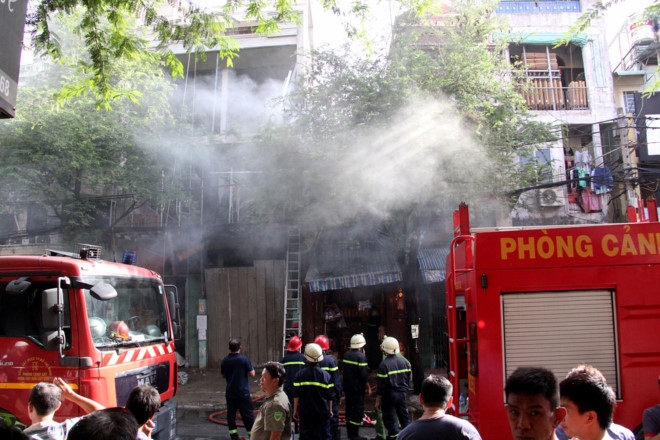 Khoi lua bao trum can nha ban vang ma o Sai Gon hinh anh 1