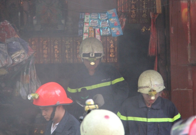 Khoi lua bao trum can nha ban vang ma o Sai Gon hinh anh 2