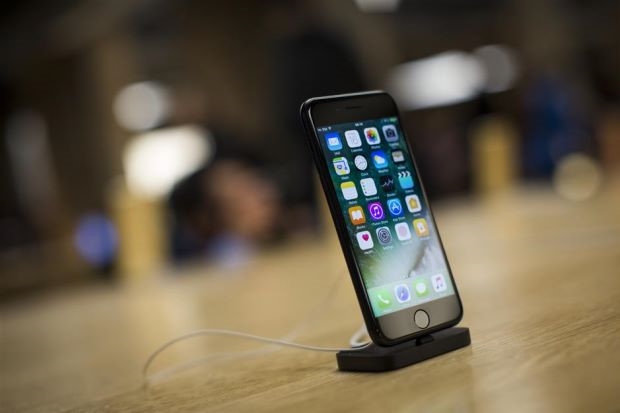Nguoi nuoc ngoai dung the gia mua smartphone tai Sai Gon hinh anh 2