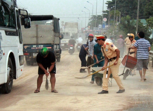 CSGT don cat tren quoc lo de dan khong truot nga hinh anh 1