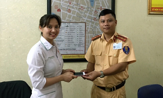Chị Mai vui mừng khi nhận lại tài sản đánh rơi.