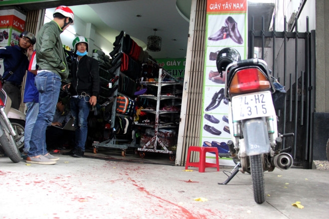 Hai shop giay dep o Sai Gon lien tuc bi ‘khung bo’ bang son hinh anh 1