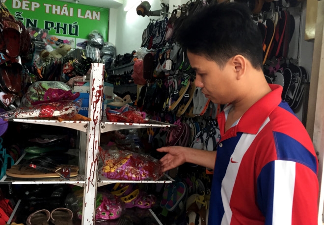 Hai shop giay dep o Sai Gon lien tuc bi ‘khung bo’ bang son hinh anh 2