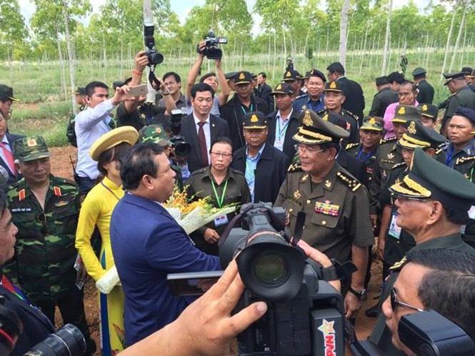 Thủ tướng Campuchia Hun Sen đặt chân lên mảnh đất Lộc Ninh (Bình Phước) sau 40 năm /// Ảnh: Trung Hiếu