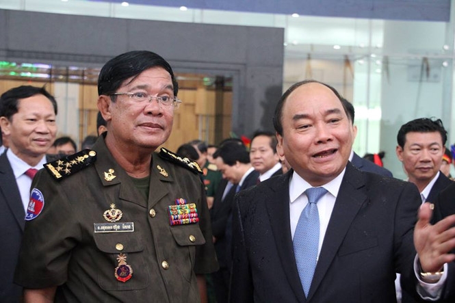 Thủ tướng Nguyễn Xuân Phúc đón Thủ tướng Hun Sen /// Ảnh: Trung Hiếu