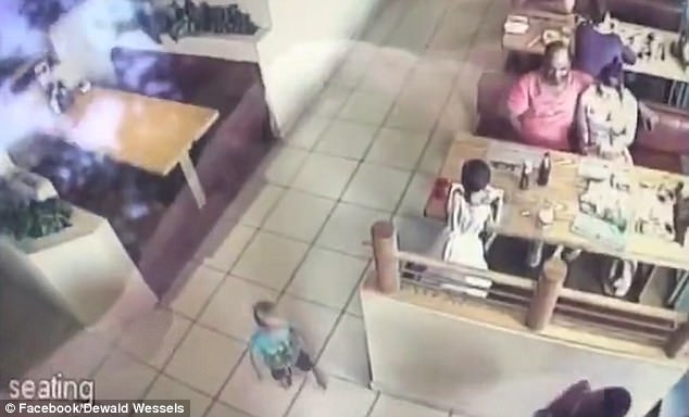 Ba mẹ ngồi ngay trước mặt, bé trai 22 tháng tuổi vẫn bị bắt cóc như chốn không người - Ảnh 2.