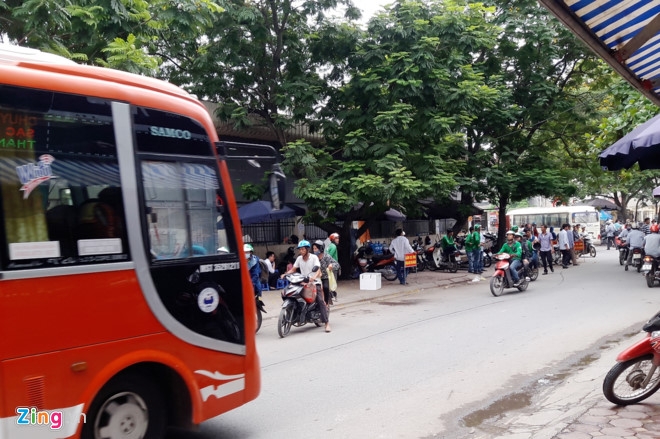 Bi xua duoi, tai xe Grab, Uber khong dam vao ben xe hinh anh 1