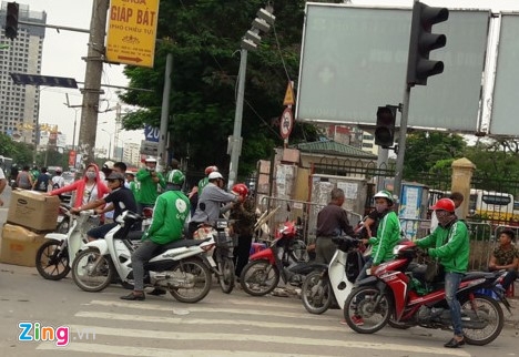Bi xua duoi, tai xe Grab, Uber khong dam vao ben xe hinh anh 2