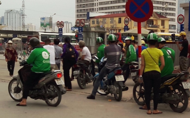 Bi xua duoi, tai xe Grab, Uber khong dam vao ben xe hinh anh 3