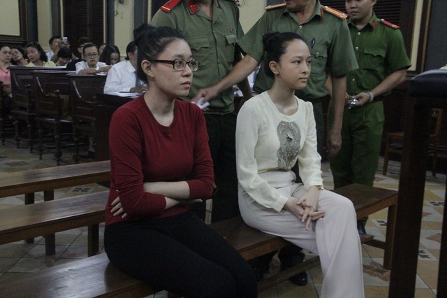  2 bị cáo Dung và Nga tại phiên xử sáng nay 