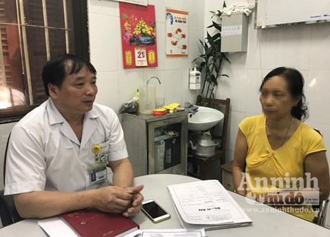 Các bác sỹ bàn giao bệnh nhân M cho người nhà trông nom