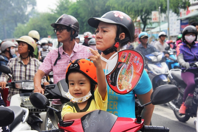 Kỳ thi THPT Quốc gia 2017: Phụ huynh xếp hàng dài chờ đợi thí sinh khiến giao thông kẹt cứng, hỗn loạn trước cổng trường - Ảnh 3.