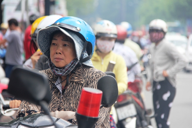 Kỳ thi THPT Quốc gia 2017: Phụ huynh xếp hàng dài chờ đợi thí sinh khiến giao thông kẹt cứng, hỗn loạn trước cổng trường - Ảnh 4.