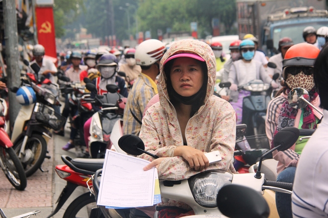 Kỳ thi THPT Quốc gia 2017: Phụ huynh xếp hàng dài chờ đợi thí sinh khiến giao thông kẹt cứng, hỗn loạn trước cổng trường - Ảnh 5.